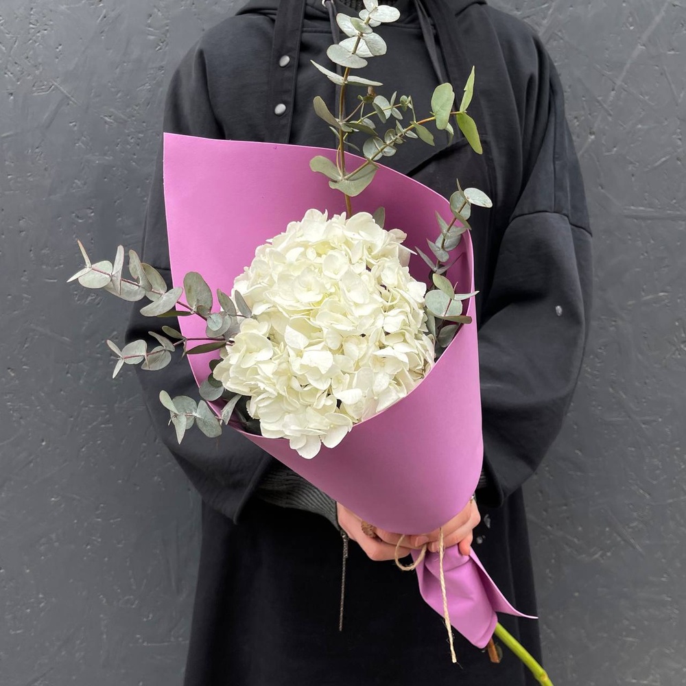 В самое сердце: белая гортензия и эвкалипт