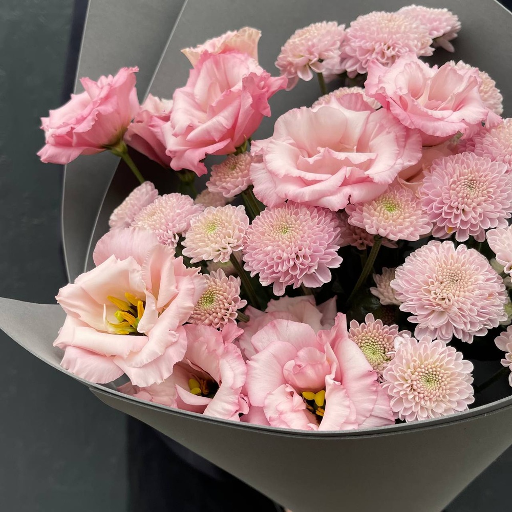 Пинк Сюр: стойкие хризантемы и лизиантус