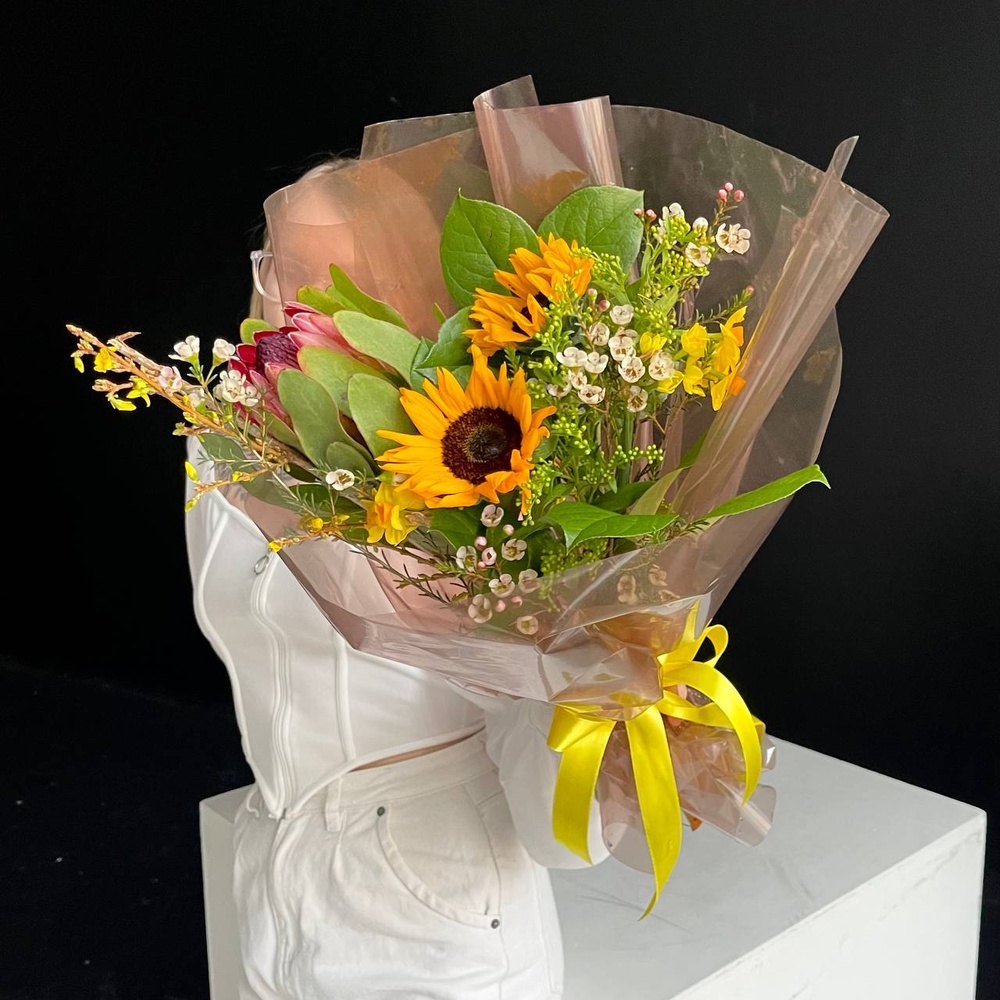 Полночное солнце: авторский букет с подсолнухами