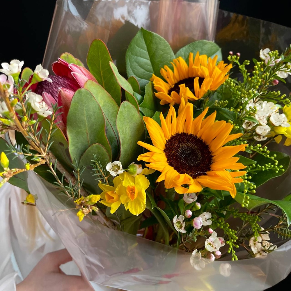 Полночное солнце: авторский букет с подсолнухами