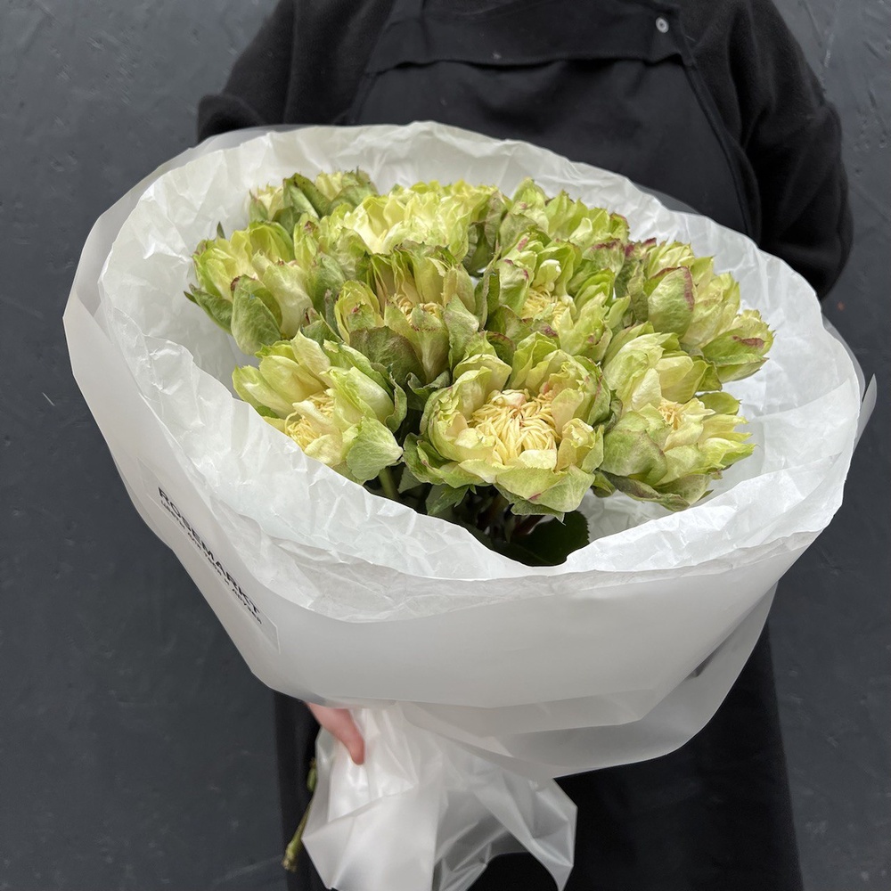 Букет из 11 стойких роз Вегги + аквабокс и коробка-переноска 