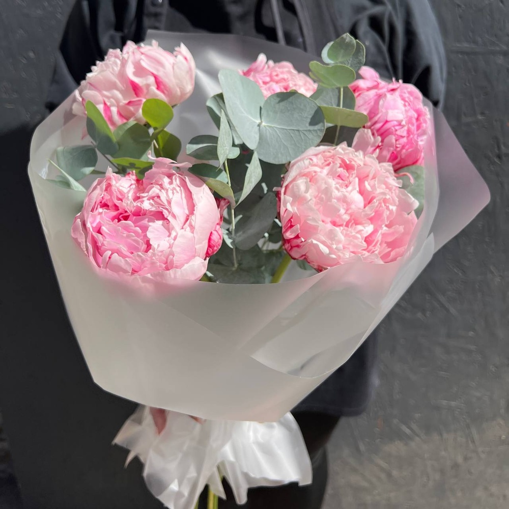 Розовые пионы в упаковке
