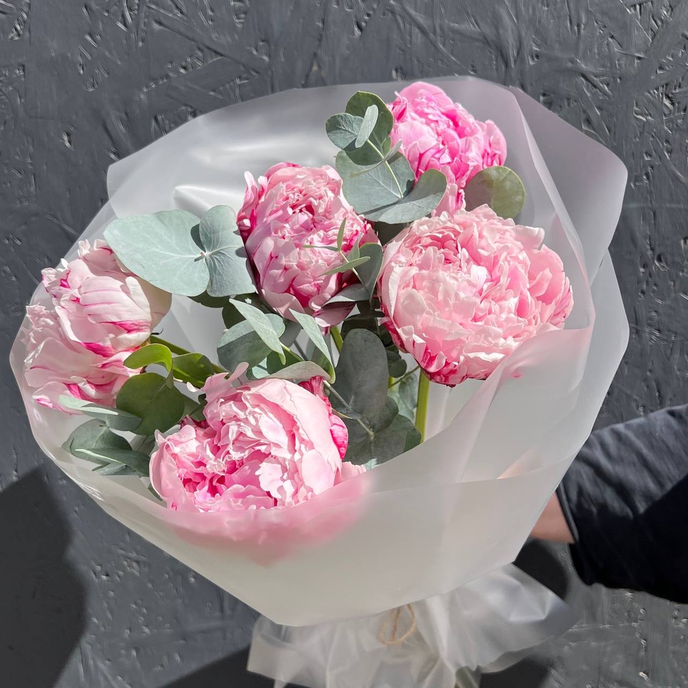 Розовые пионы в упаковке