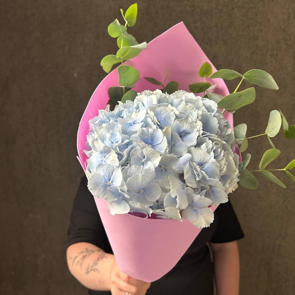 В самое сердце: голубая гортензия и эвкалипт