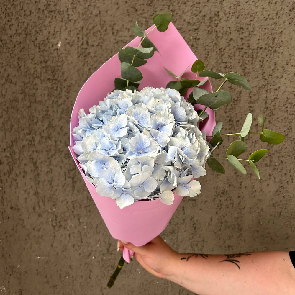 В самое сердце: голубая гортензия и эвкалипт