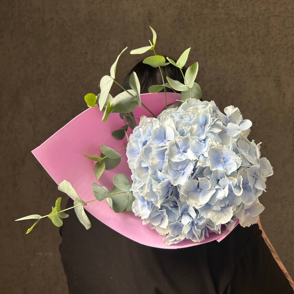 В самое сердце: голубая гортензия и эвкалипт