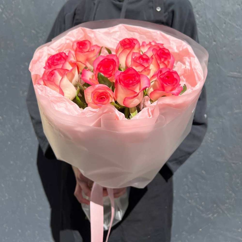 Слишком влюблен: розовые розы в стильной упаковке