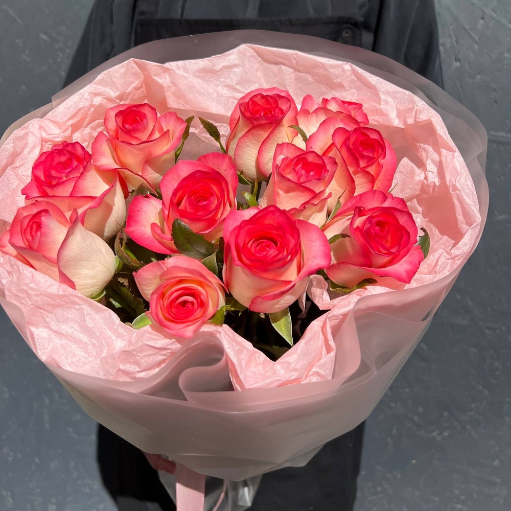 Слишком влюблен: розовые розы в стильной упаковке