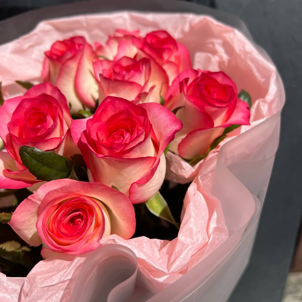 Слишком влюблен: розовые розы в стильной упаковке