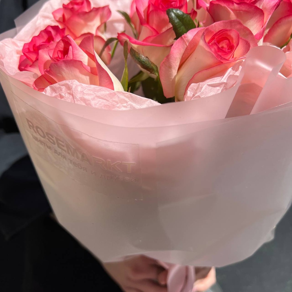 Слишком влюблен: розовые розы в стильной упаковке