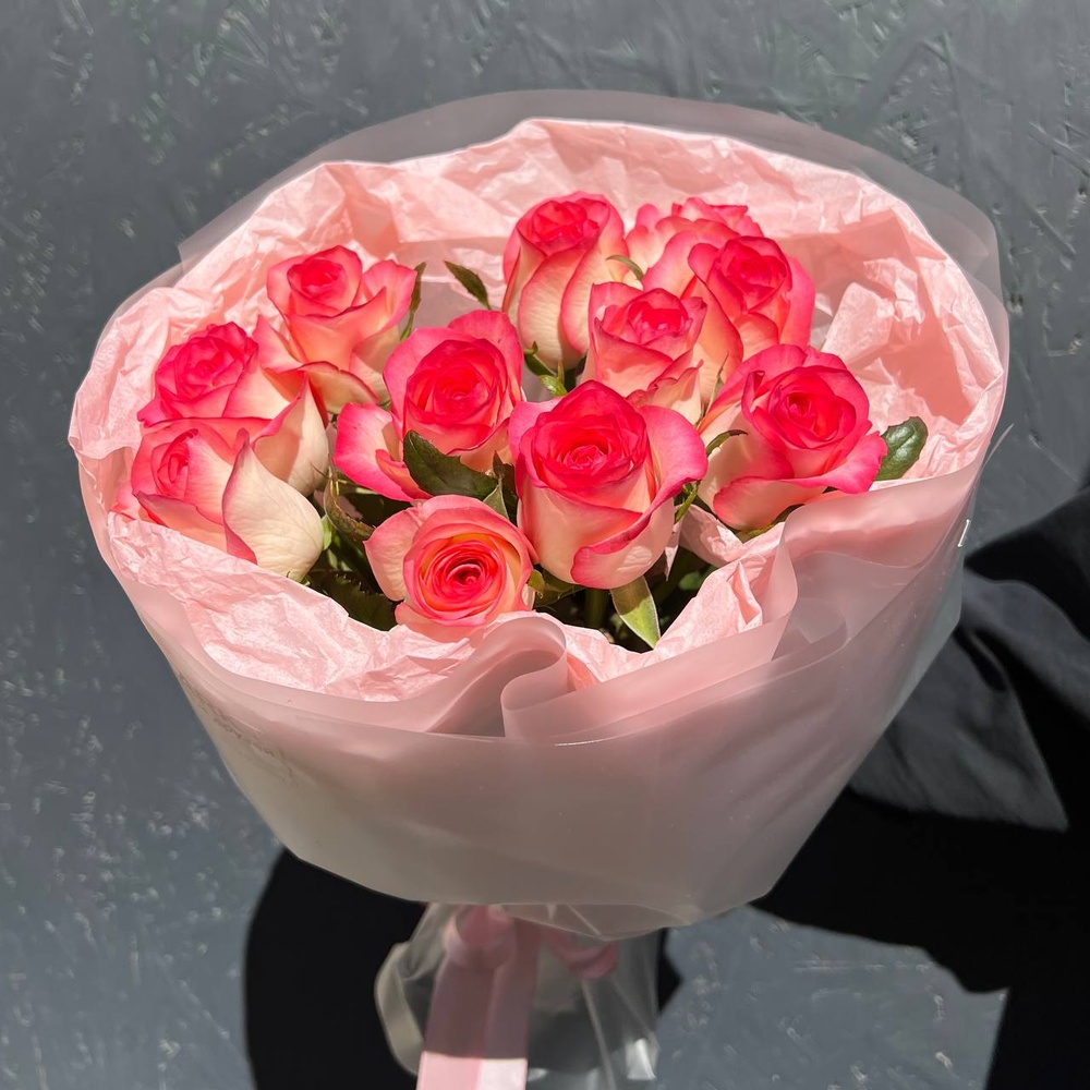 Слишком влюблен: розовые розы в стильной упаковке