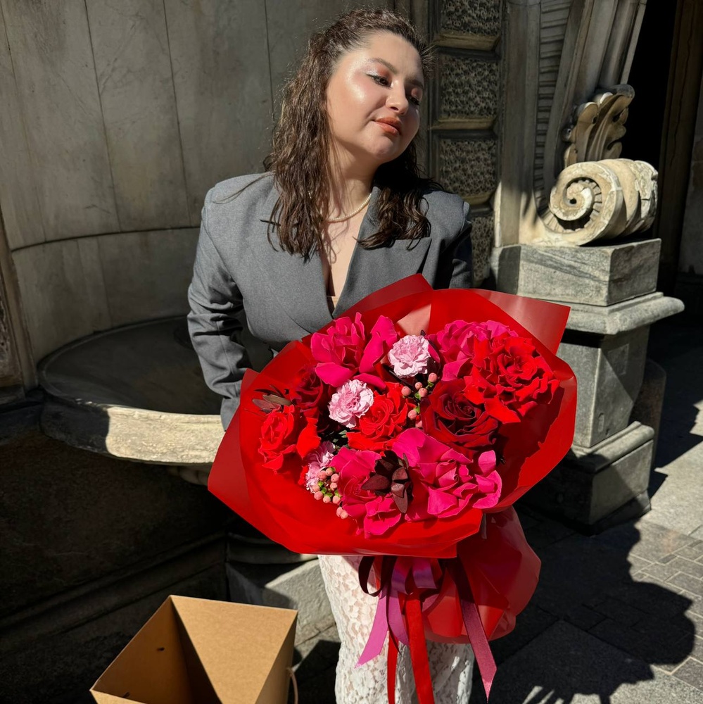 Вальпургиева ночь: букет с французскими и стойкими пионовидными розами Вальпургиева ночь: букет с французскими и стойкими пионовидными розами