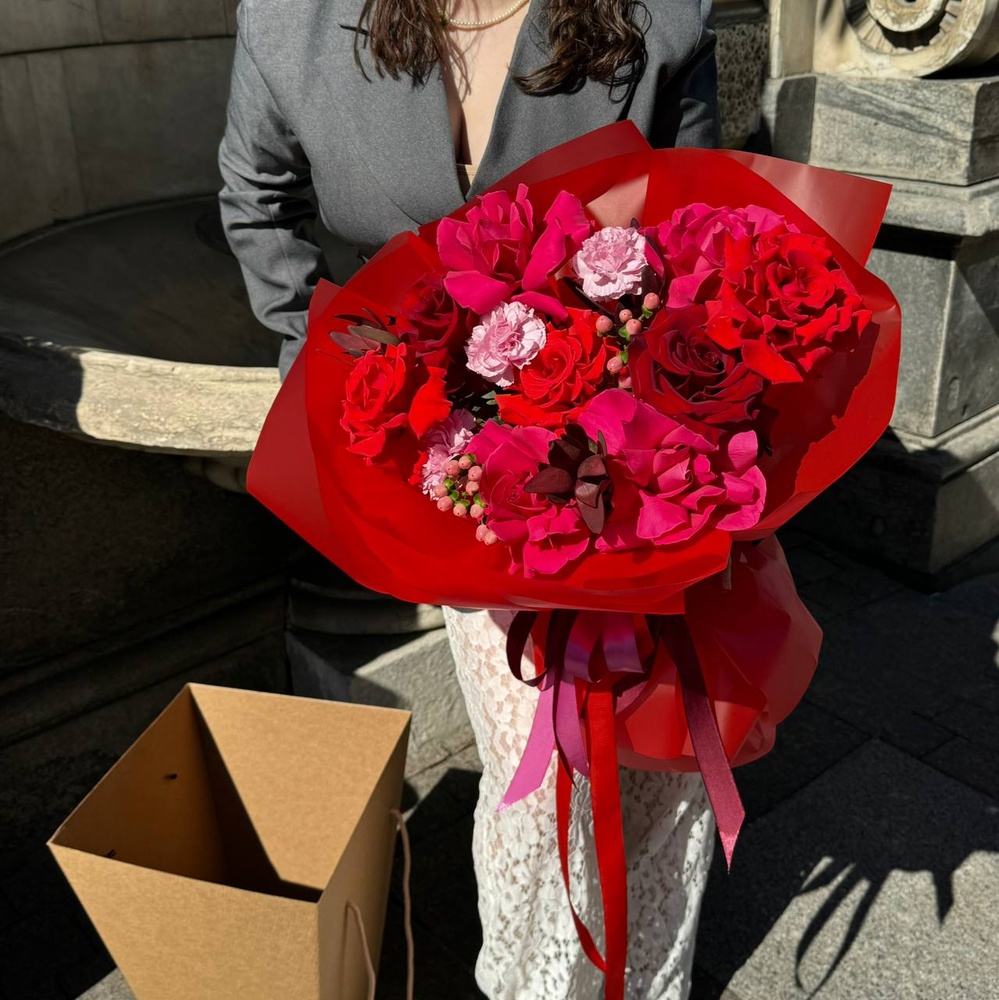 Вальпургиева ночь - микс стойких пионовидных роз в яркой упаковке