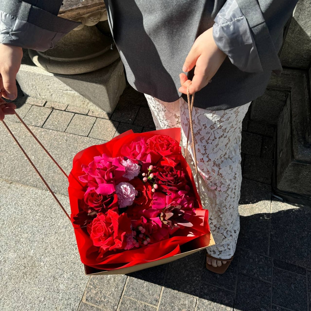 Вальпургиева ночь - микс стойких пионовидных роз в яркой упаковке