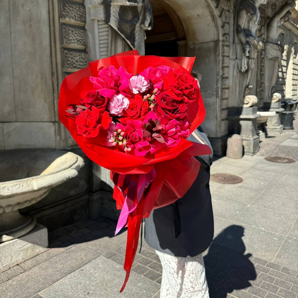 Вальпургиева ночь - микс стойких пионовидных роз в яркой упаковке