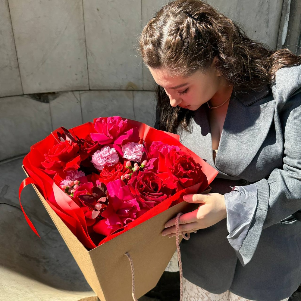 Вальпургиева ночь - микс стойких пионовидных роз в яркой упаковке