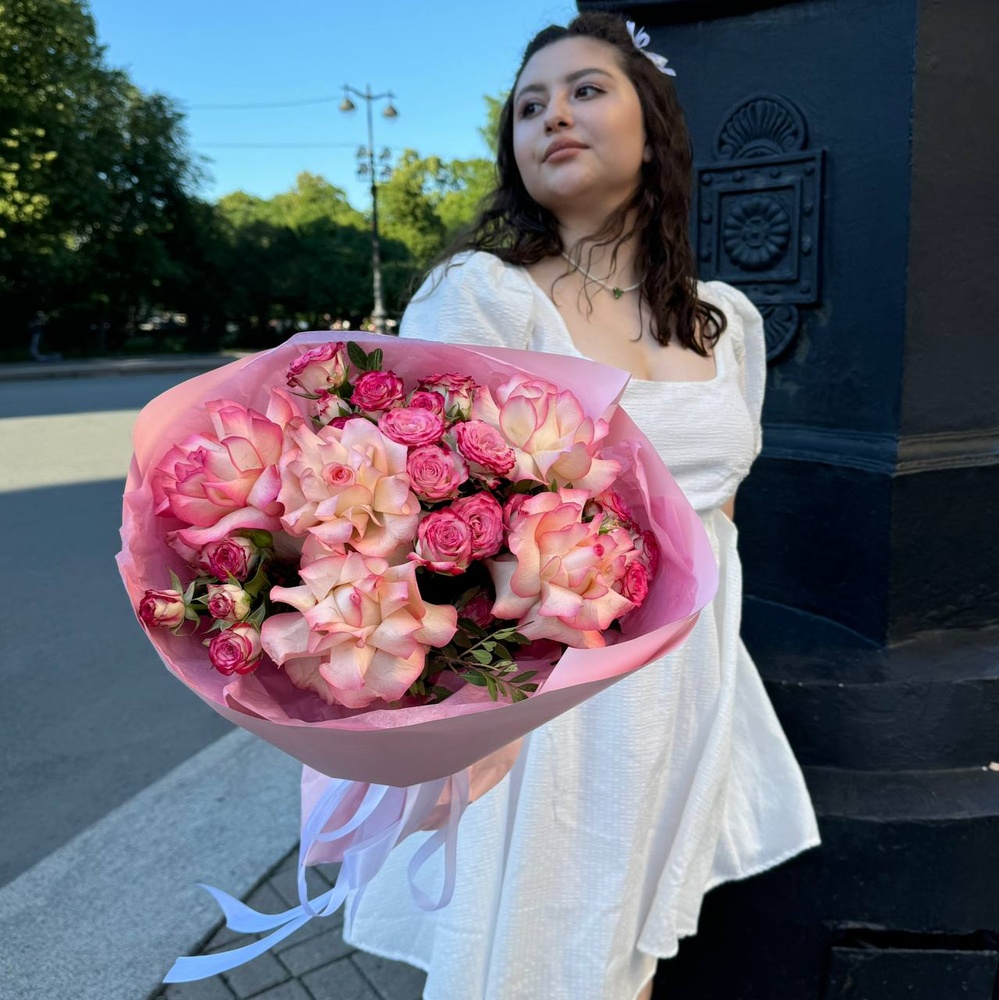 Помощник режиссера: букет из французских и кустовых роз