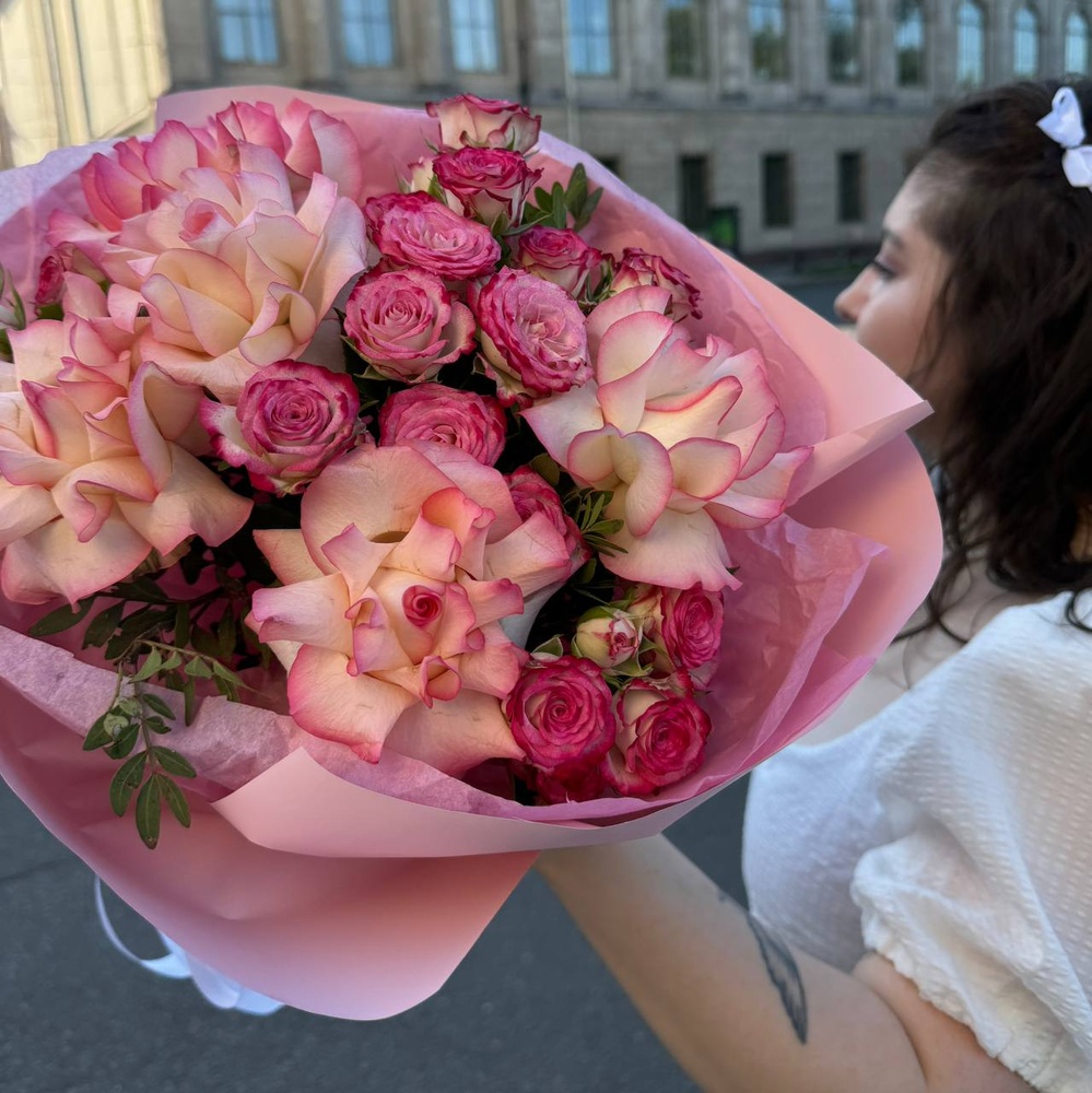 Помощник режиссера: дуо букет-облако из кустовых и одноголовых духцветных роз