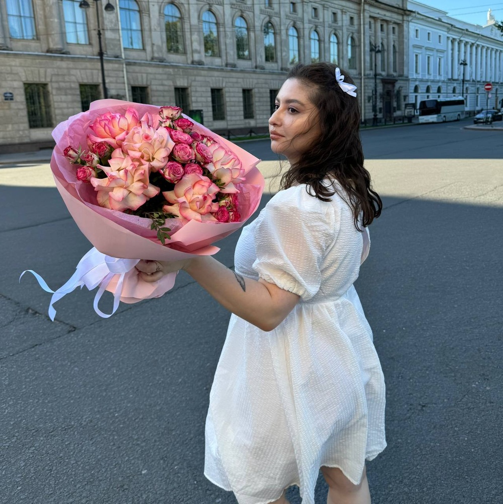 Помощник режиссера: дуо букет-облако из кустовых и одноголовых духцветных роз