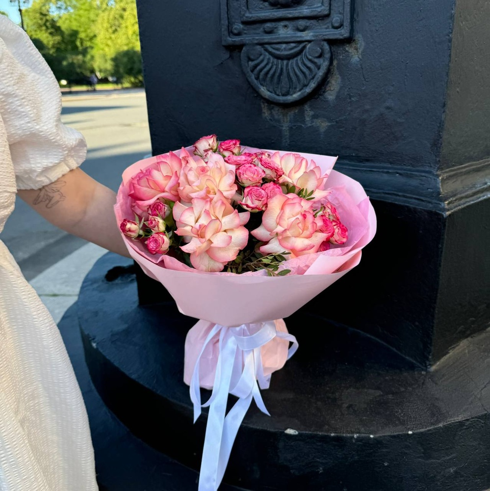 Помощник режиссера: дуо букет-облако из кустовых и одноголовых духцветных роз