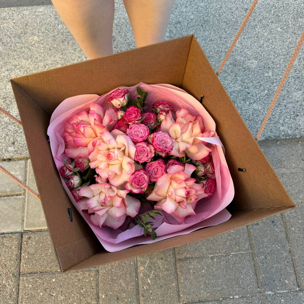 Помощник режиссера: дуо букет-облако из кустовых и одноголовых духцветных роз