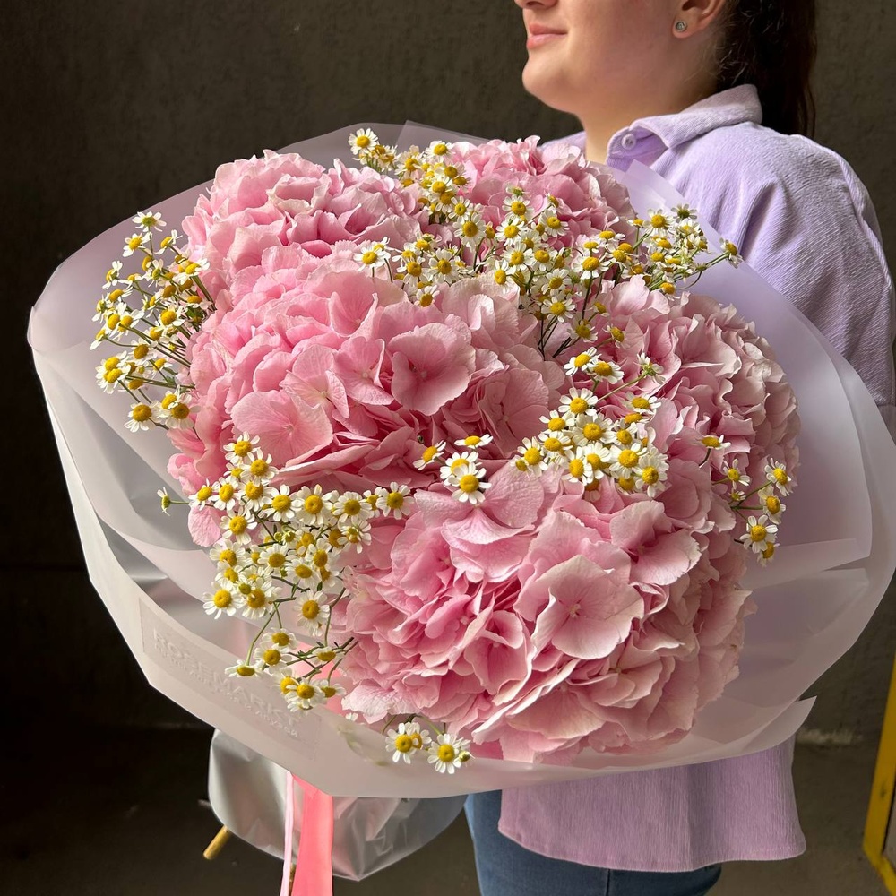 WOW-букет с розовой гортензией и ромашкой в стильной упаковке