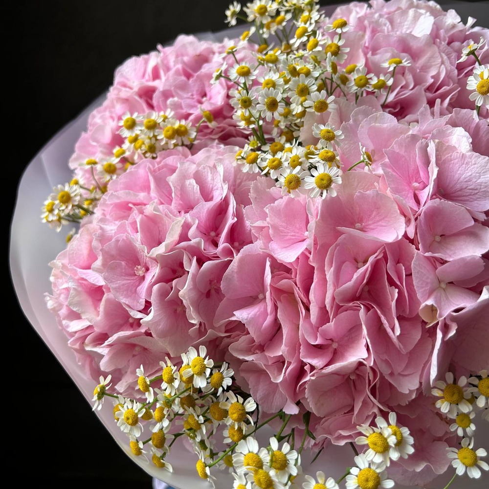 WOW-букет с розовой гортензией и ромашкой в стильной упаковке