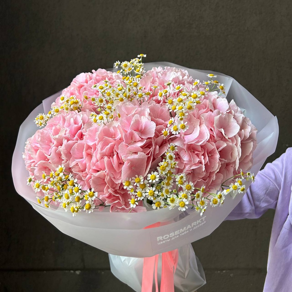 WOW-букет с розовой гортензией и ромашкой в стильной упаковке