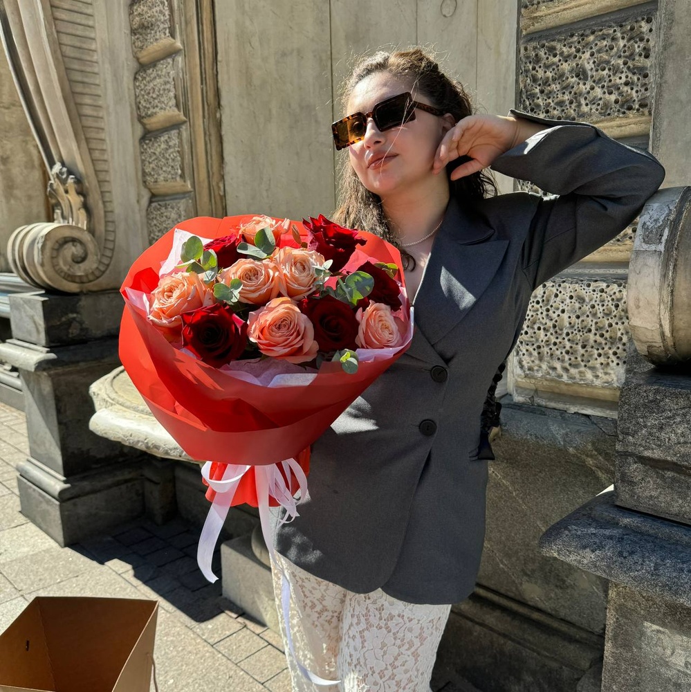 Керубино изумруды и рубины: пионовидные персиковые розы и классические красные в театральной упаковке