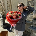 Керубино изумруды и рубины: пионовидные персиковые розы и классические красные в театральной упаковке - Фотография 1