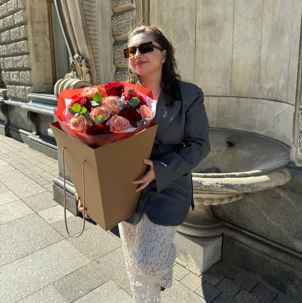 Керубино изумруды и рубины: стойкие розы в волшебной упаковке в театральном стиле + аквабокс и коробка-переноска