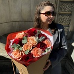 Керубино изумруды и рубины: пионовидные персиковые розы и классические красные в театральной упаковке - Фотография 4