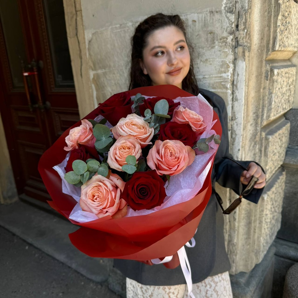 Керубино изумруды и рубины: стойкие розы в волшебной упаковке в театральном стиле + аквабокс и коробка-переноска