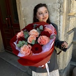 Керубино изумруды и рубины: пионовидные персиковые розы и классические красные в театральной упаковке - Фотография 5