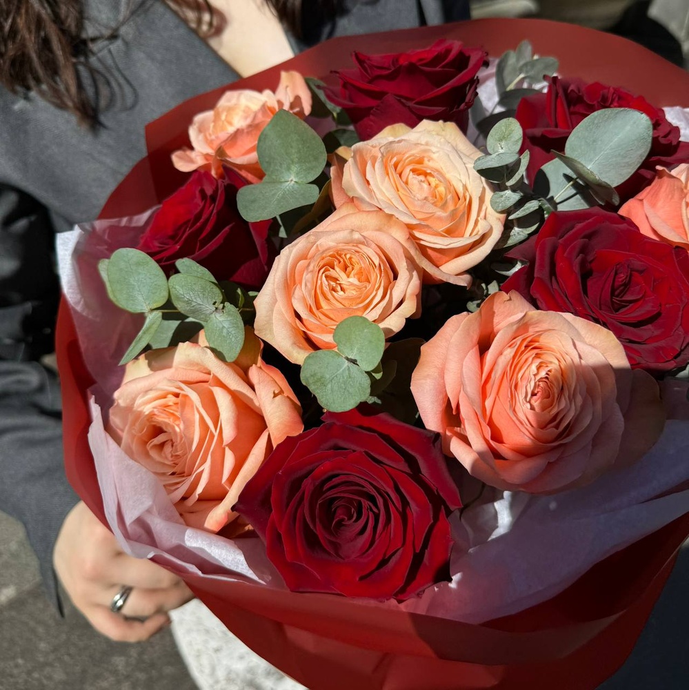 Керубино изумруды и рубины: стойкие розы в волшебной упаковке в театральном стиле + аквабокс и коробка-переноска