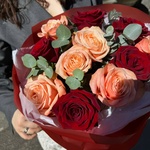 Керубино изумруды и рубины: пионовидные персиковые розы и классические красные в театральной упаковке - Фотография 6