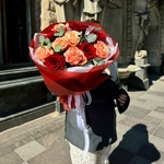 Керубино изумруды и рубины: пионовидные персиковые розы и классические красные в театральной упаковке - Фотография 7