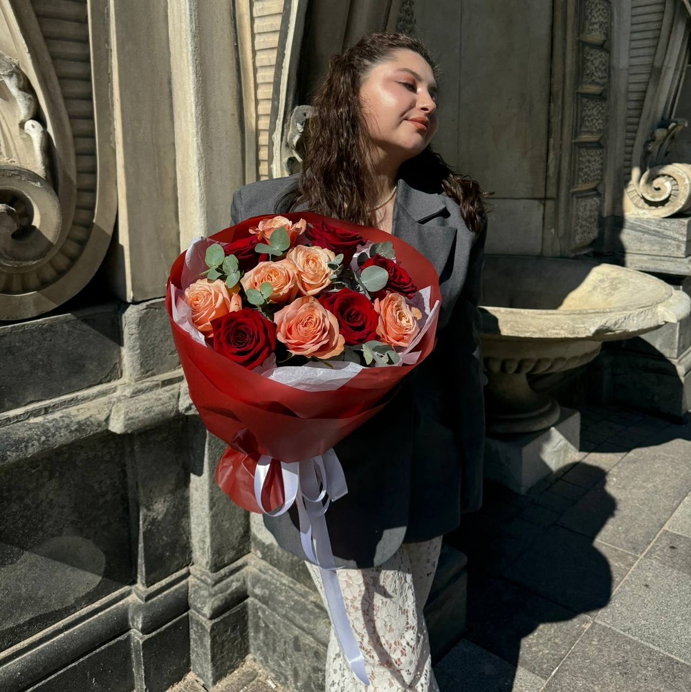 Керубино изумруды и рубины: стойкие розы в волшебной упаковке в театральном стиле + аквабокс и коробка-переноска