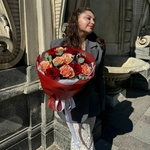 Керубино изумруды и рубины: пионовидные персиковые розы и классические красные в театральной упаковке - Фотография 8