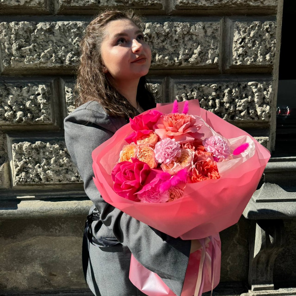 Травиата - дама с камелиями: букет в театральном стиле с пионовидными розами и сухоцветами