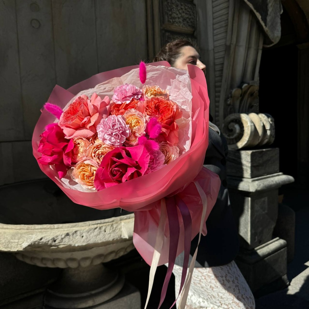 Травиата - дама с камелиями: букет в театральном стиле с пионовидными розами и сухоцветами