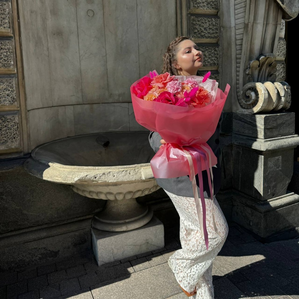 Травиата - дама с камелиями: букет в театральном стиле с пионовидными розами и сухоцветами