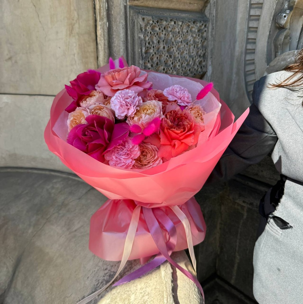 Травиата - дама с камелиями: букет в театральном стиле с пионовидными розами и сухоцветами