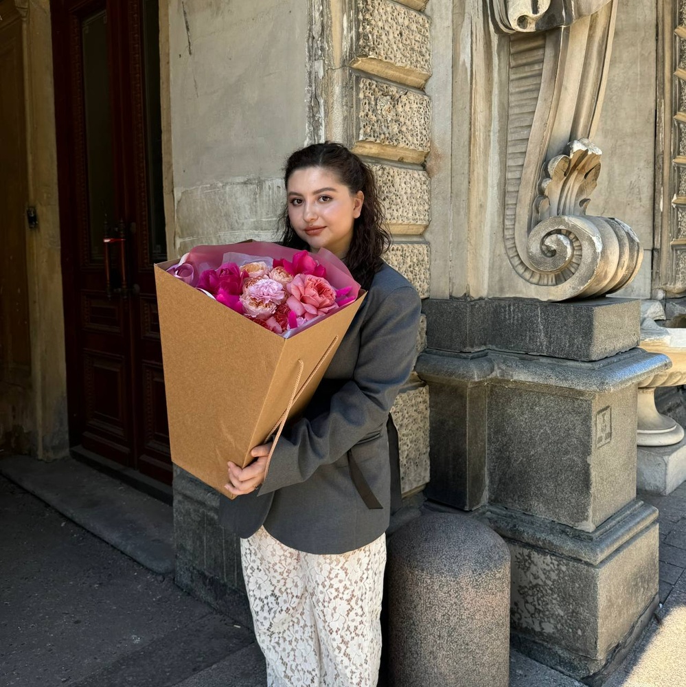 Травиата - дама с камелиями: букет в театральном стиле с пионовидными розами и сухоцветами