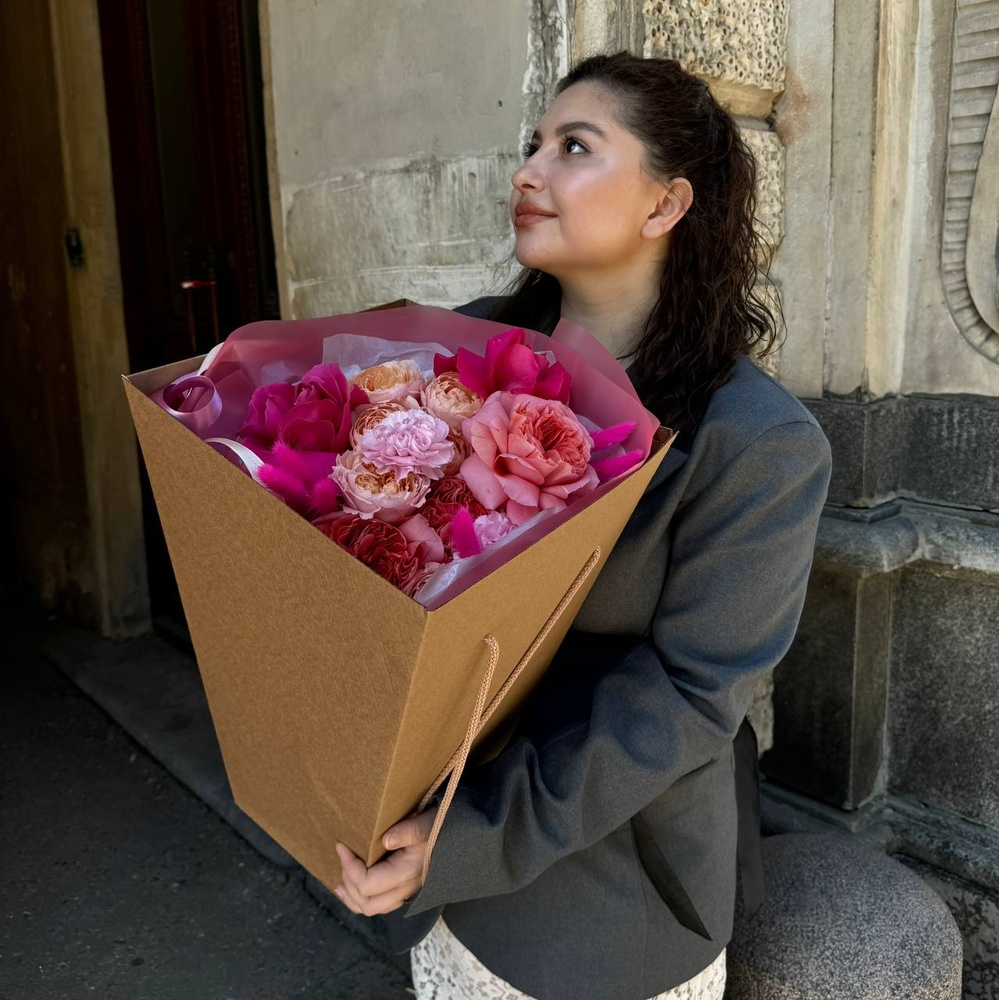 Травиата - дама с камелиями: букет в театральном стиле с пионовидными розами и сухоцветами