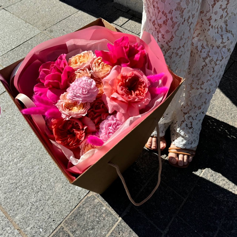 Травиата - дама с камелиями: букет в театральном стиле с пионовидными розами и сухоцветами