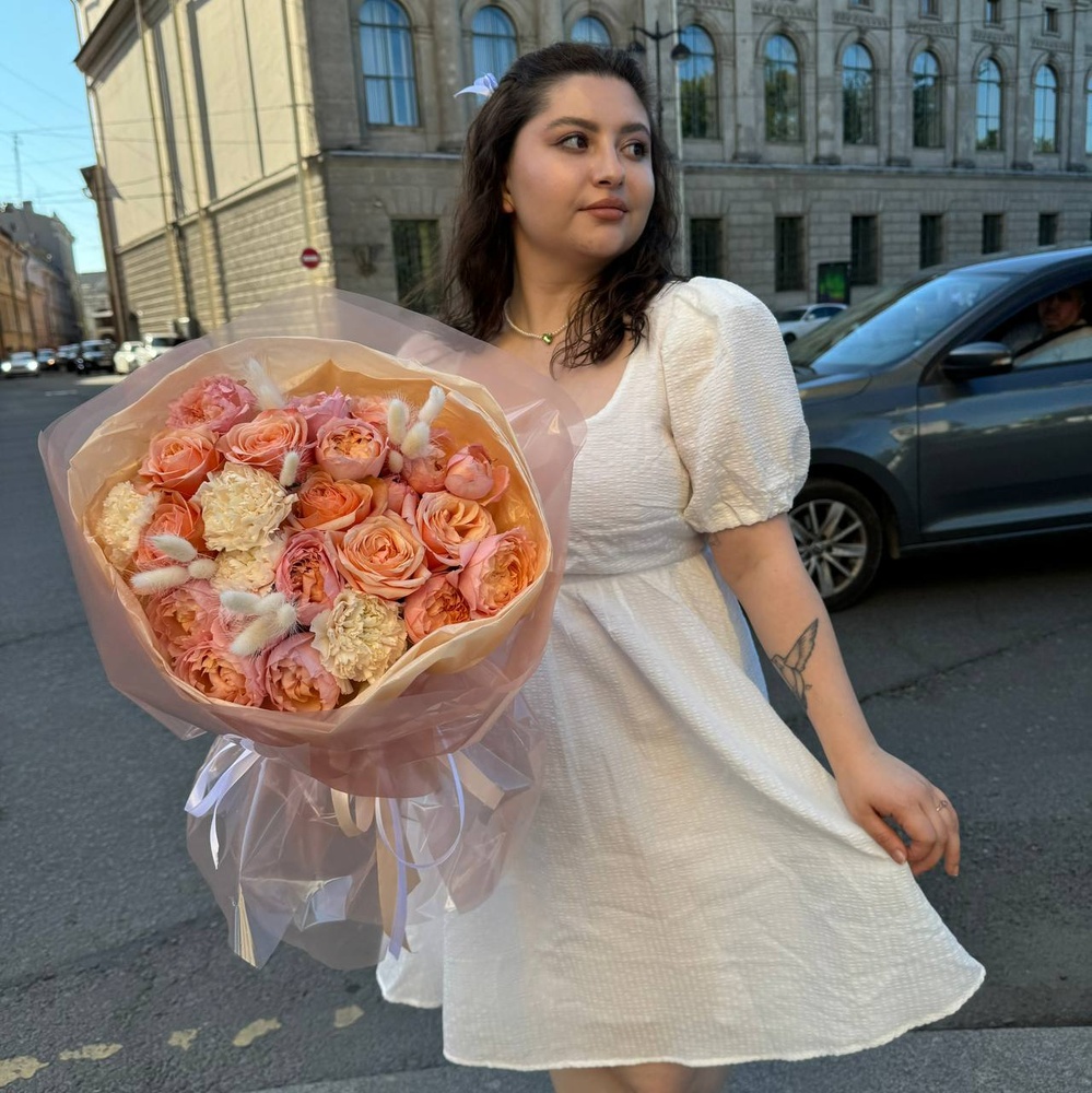 Богемная Мюзетта: пионовидные розы и кустовые розы с сухоцветами в воздушной упаковке