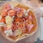 Богемная Мюзетта: пионовидные розы и кустовые розы с сухоцветами в воздушной упаковке - Фотография 2