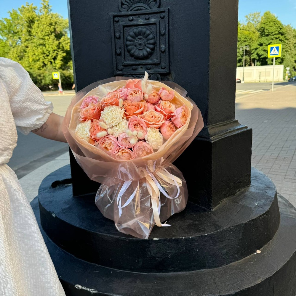 Богемная Мюзетта: кустовые и пионовидные розы с диантусами и сухоцветами