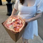 Богемная Мюзетта: пионовидные розы и кустовые розы с сухоцветами в воздушной упаковке - Фотография 4